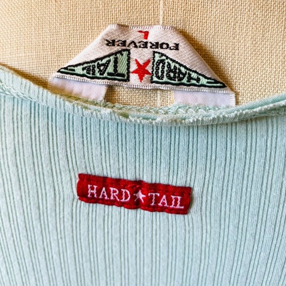 2 Hard Tail Forever T-shirts - Size L (but fits smaller sizes too!) - Picture 5 of 8